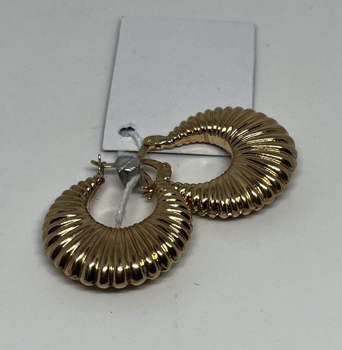 Золотые стильные серьги Об'ємні стильні золоті сережки