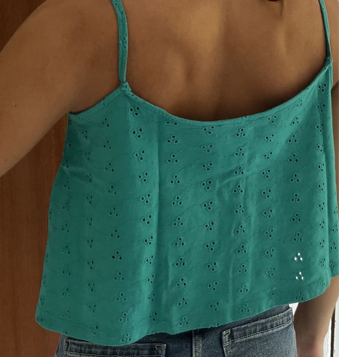 Top verde turquesa em bordado inglês