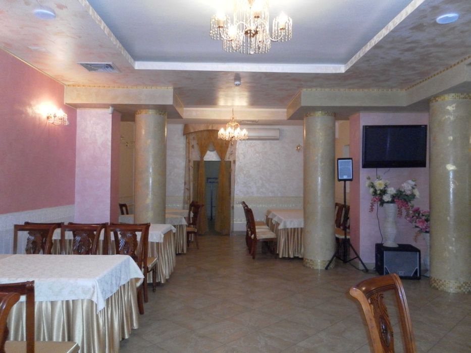 Кафе-ресторан з терасою в центрі - Більше