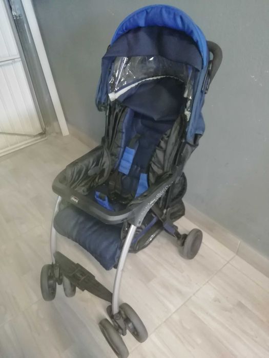 Carrinho de bebé com capa para a chuva