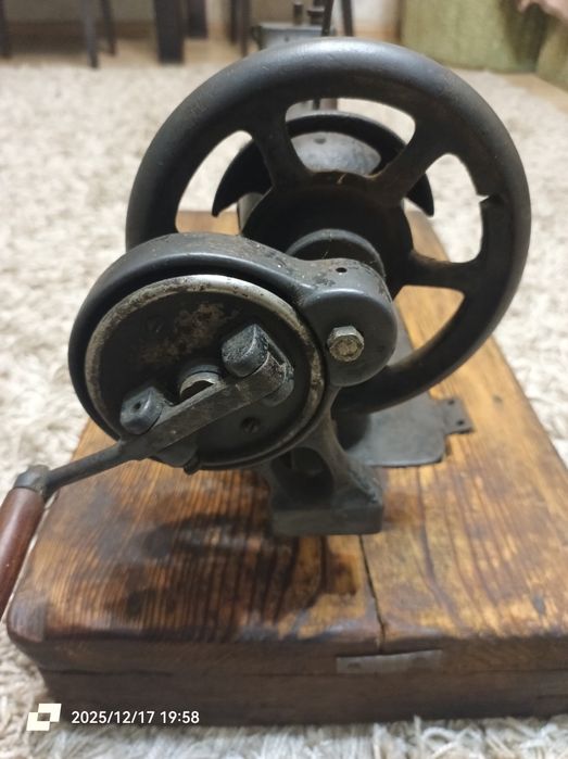 Старовина .Німецька швейна машинка.