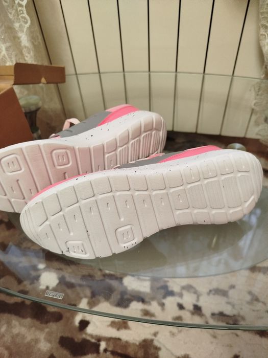 Кросівки жіночі. Нові.