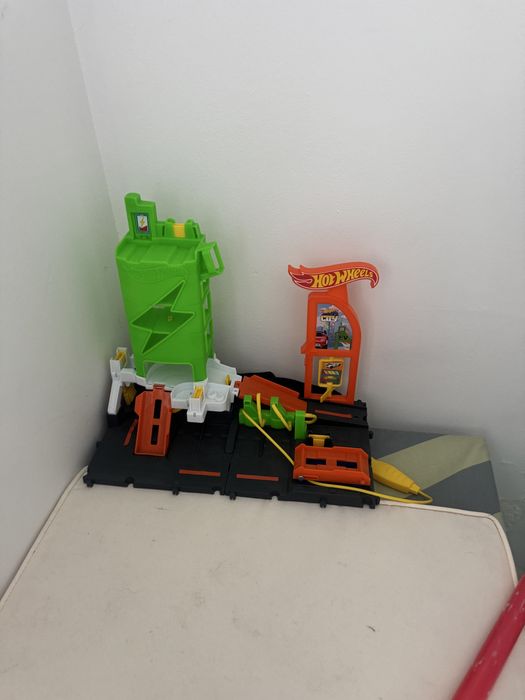 Dwa garaże Hot Wheels – oddam za dowolną kwotę (do skarbonki synka)