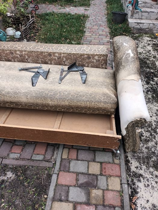 Продам диван на перетяжку