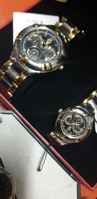 Relógios novos de quartzo