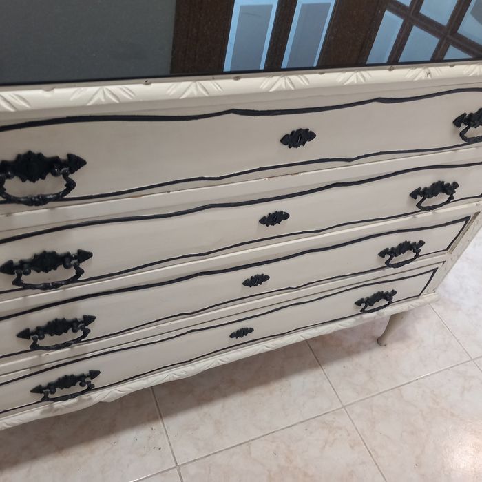 Cómoda com tampo de vidro