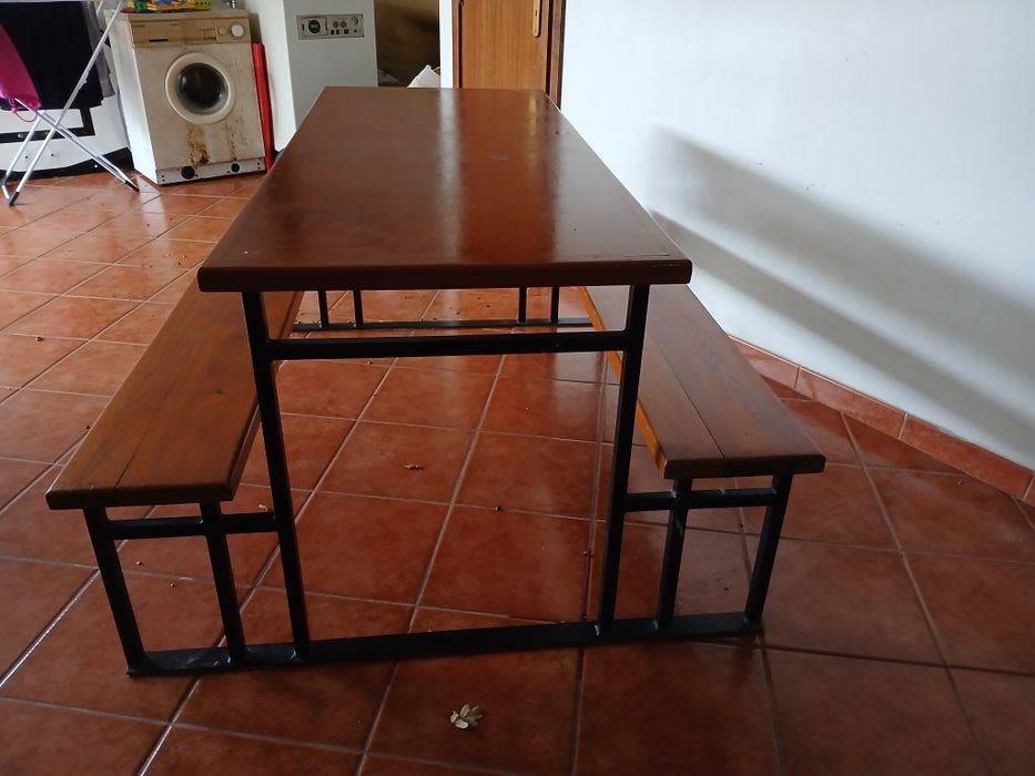 Mesa de madeira maciça