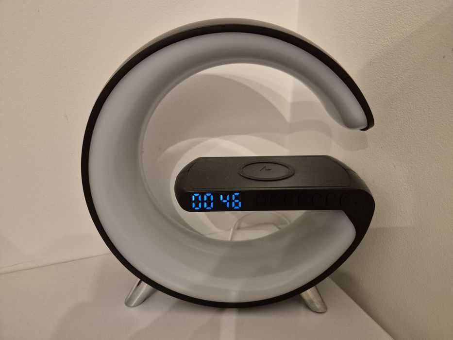 NOWA lampka nocna LED z zegarkiem, ładowarką indukcyjną, głośnikiem BT