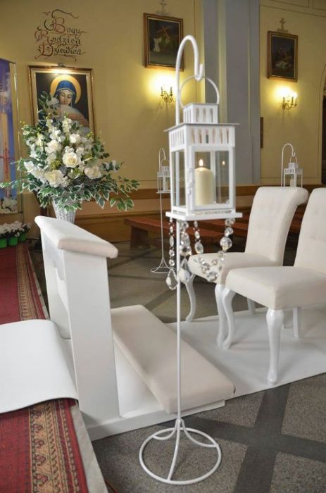 Biały dywan ślubny, krzesła i klęcznik