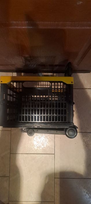 Podręczny składany  wózek transportowy ze skrzynką.