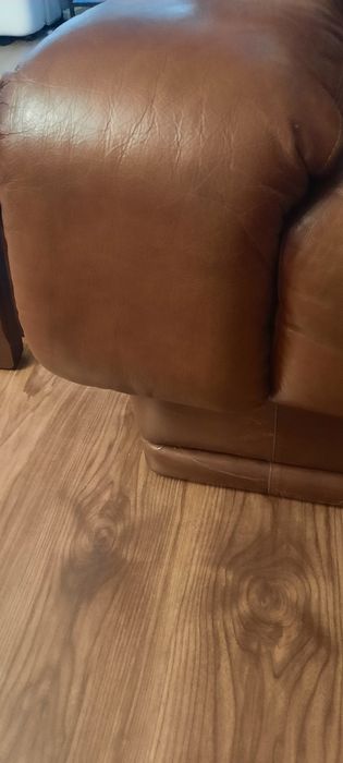 Sofá  de grande porte em pele genuína, muito estimado