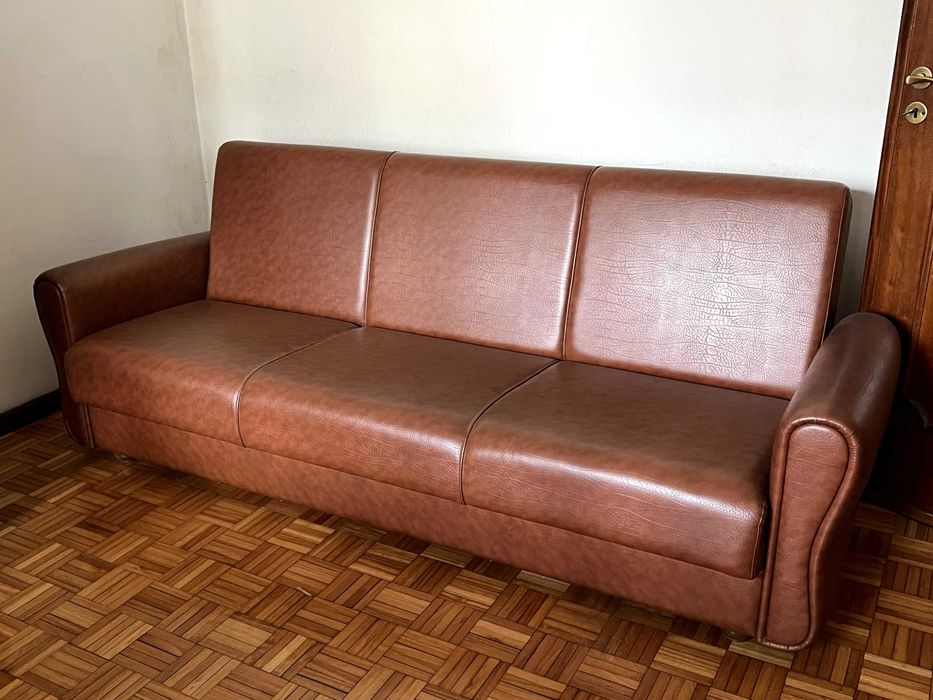 Sofá de 3 lugares em pele, em perfeito estado de conservação
