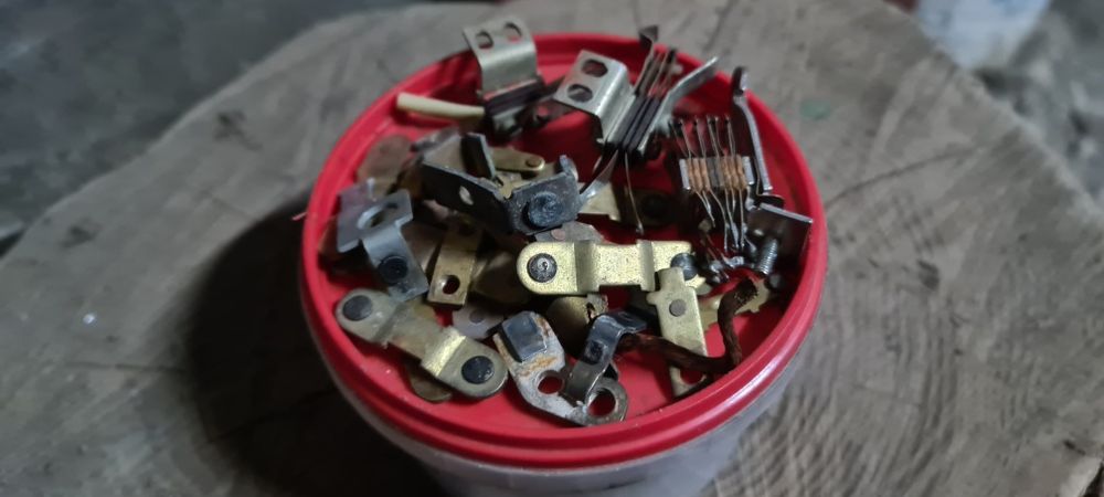 Радиодетали, платы, схемы, разъёмы, контакты.