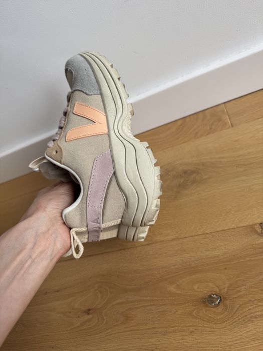 Veja Venturi Suede w kultowej, pastelowej kolorystyce Almond Peach Multico 36