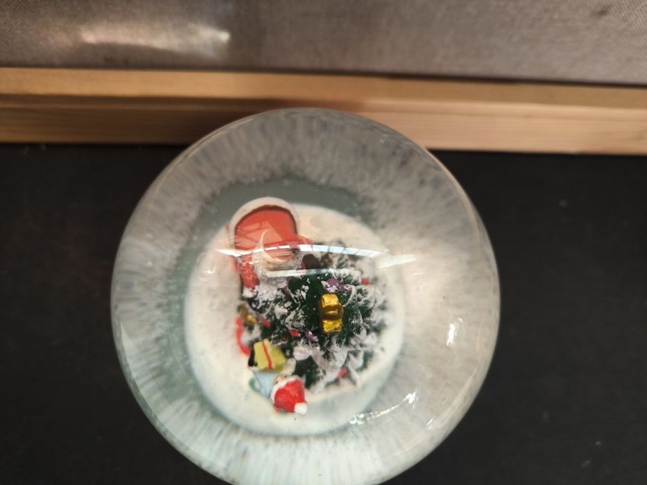 Bola de Neve Natal e caixa musica com Pai Natal e Árvore.
Adorável bol