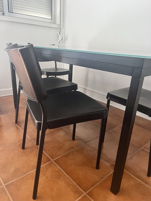 Mesa com vidro e cadeiras