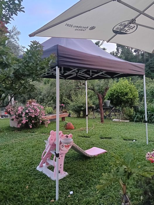 Guarda sol tenda e bancos