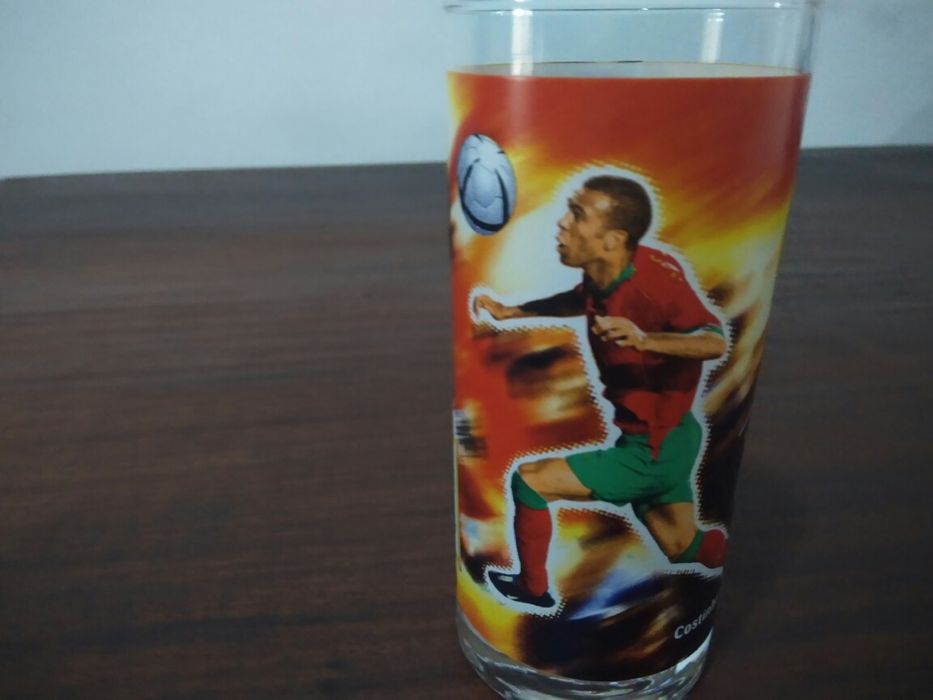 Copo com foto de Costinha( euro 2004 ).