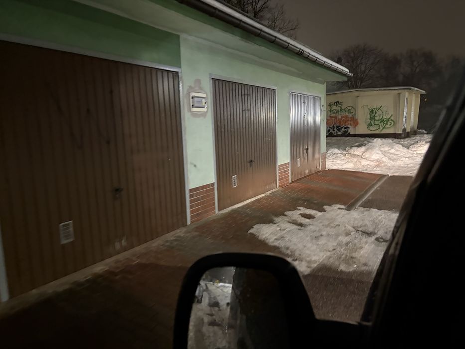 Wynajmę  garaż „.