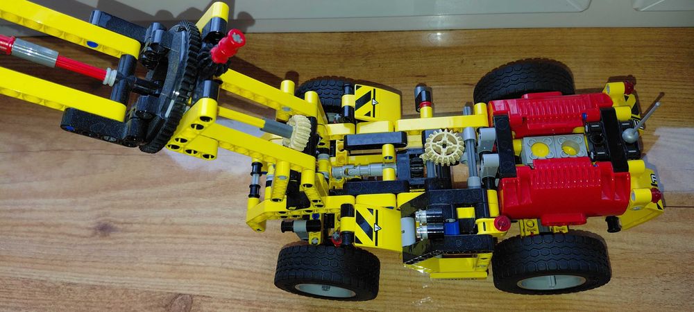 Pojazd z klocków lego technic ładowarka górnicza