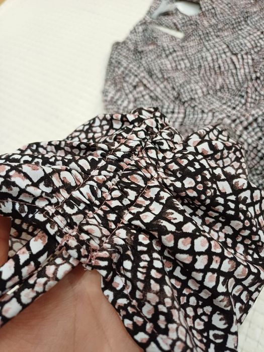 Vestido com padrão de escamas
