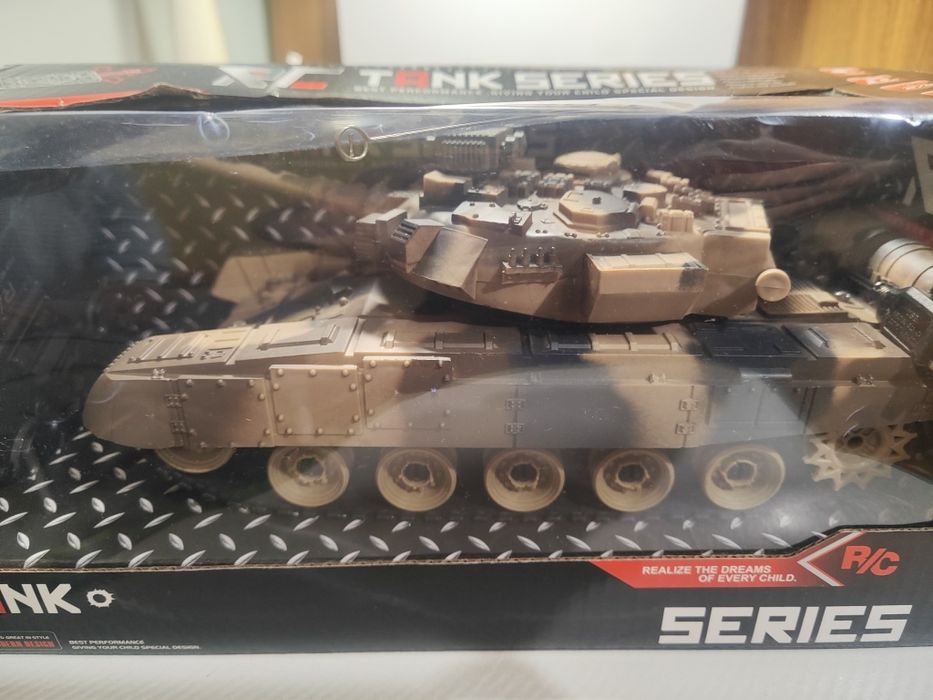 Танк на радіокеруванні.Іграшковий танк на дистанційному управлінні.