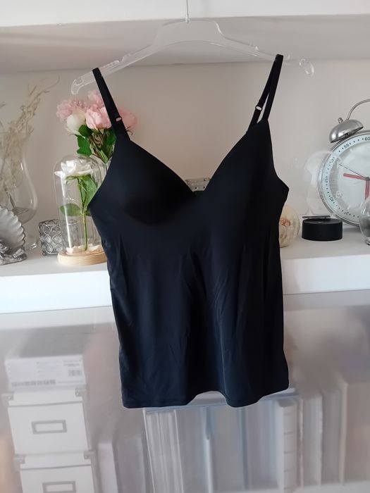 Bezszwowa bluzka z wbudowanym stanikiem modelujący top