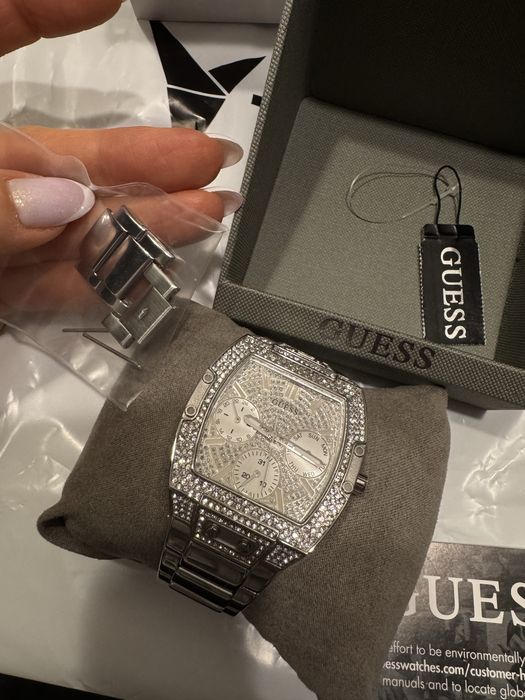 Продам часы брендовые Guess в камнях Swarovski