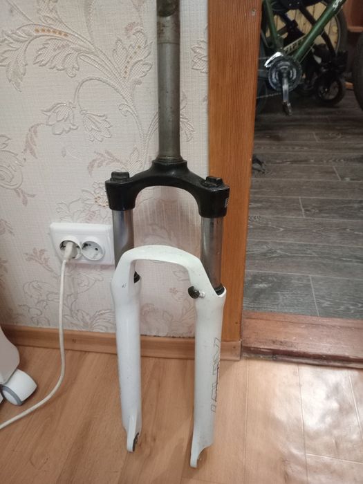 Вилка SR Suntour 26", белый