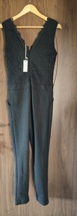 Czarny kombinezon M/L na ramiączka, ażurowy dekolt