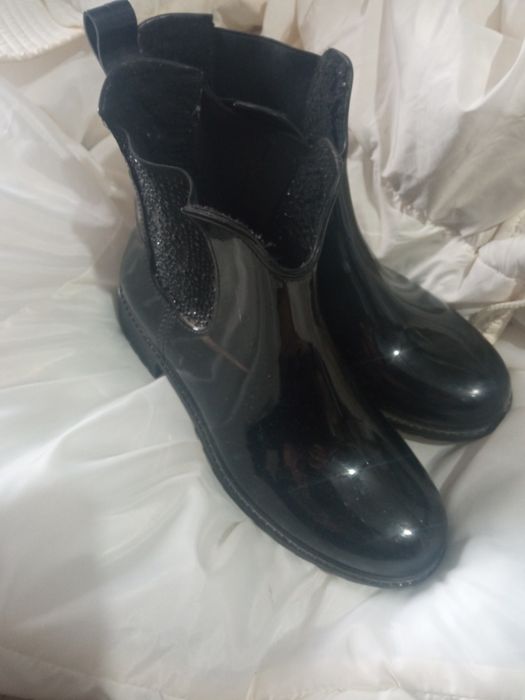 Продам черевики .