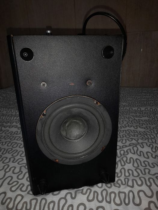 Coluna em ótimo estado, ligada a cabo usb a bom preço