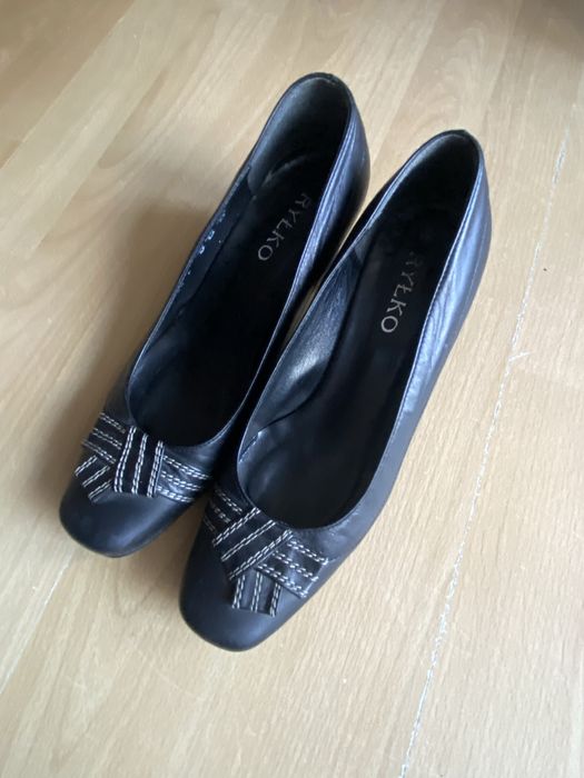 Buty czarne na obcasie słupek ryłko