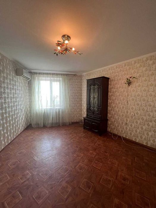 Продам 4х кімнатну квартиру з автономкою у центрі міста.