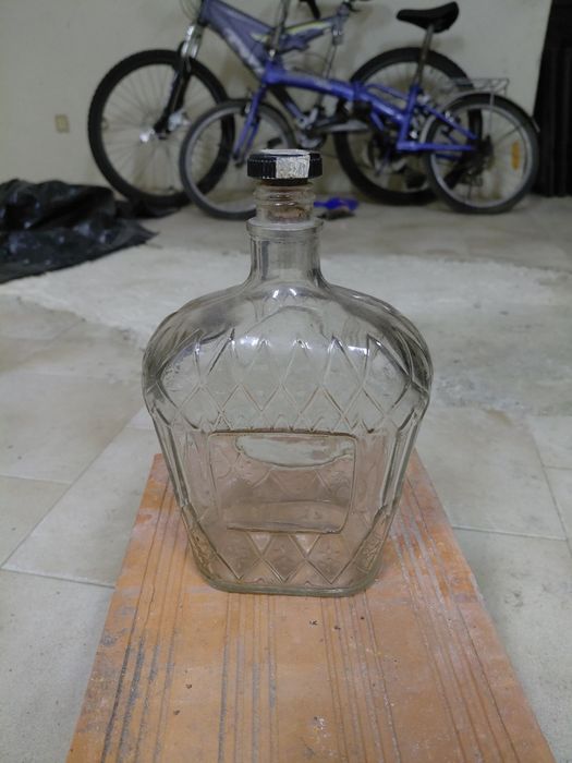 Garrafa antiga de vidro em bom estado geral