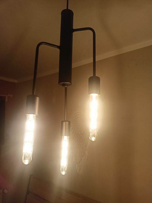 Lampa sufitowa z ozdobnymi żarówkami