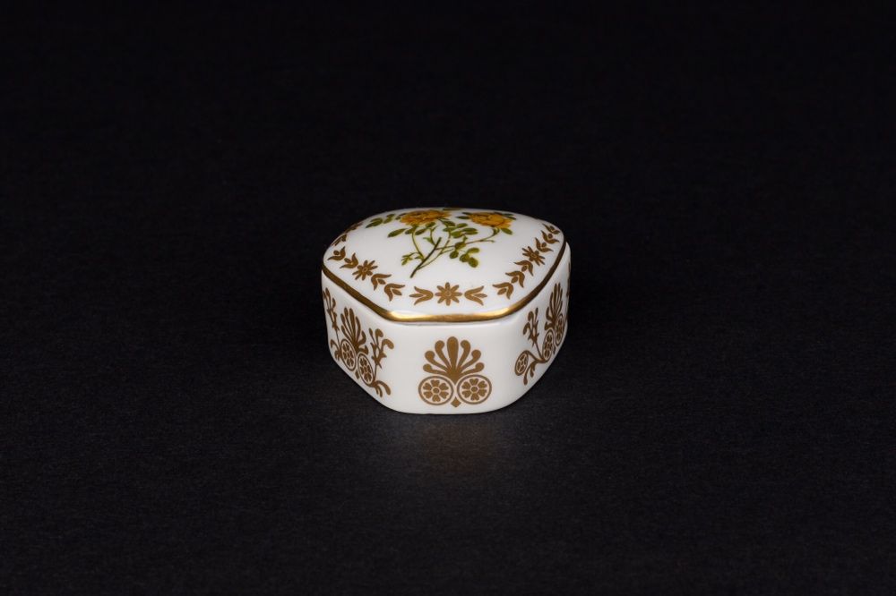 Kolekcjonerskie puzderko porcelanowe Empres Josephine’s rose garden