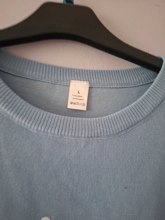 Błękitny sweterek z białym nadrukiem