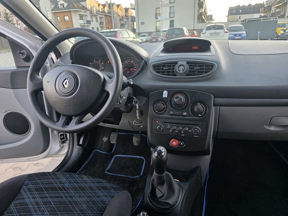 Klimatyzacja, dwa komplety kół, grzane fotele, niski przebieg