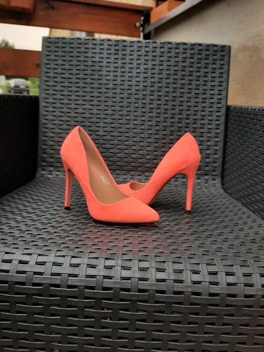 Szpilki neonowy róż