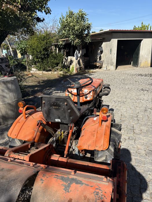 Tractor kubota b7000