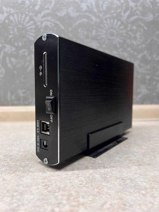 Продаю корпус з установленим HDD Hitachi на 3 ТБ