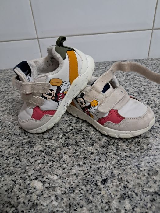 4€ cada  sapatilha criança tamanhos 22 e 23