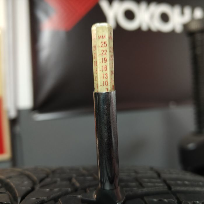 255/35/19 XL Sprzedam parę opon całorocznych Goodyear