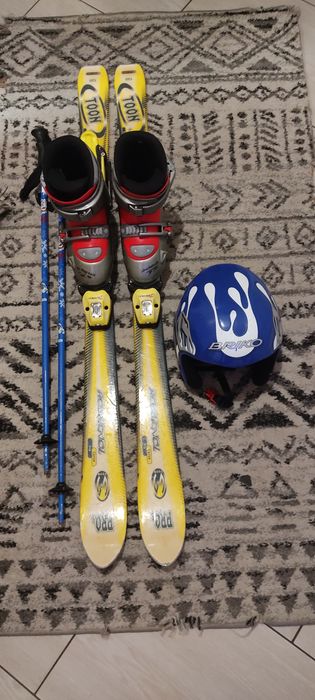 Narty 120 z wiązaniami, Buty narciarskie 21,5, kask, Google oraz kijki