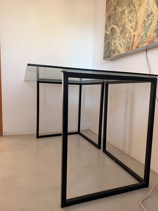 Mesa de vidro com dois pés