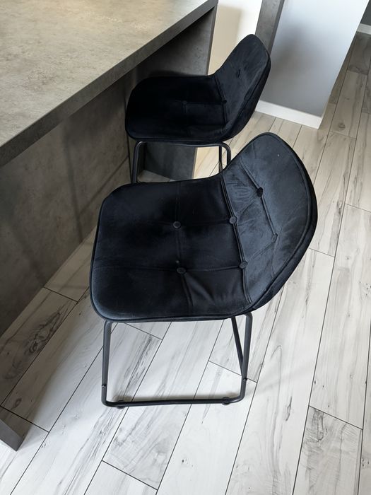 Wyspa kuchenna wraz z krzesłami typu hoker