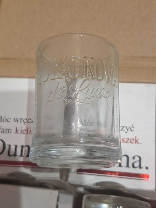 Kieliszki tłoczonym napisem w oryginalnym opakowaniu żołądkowa de lux.