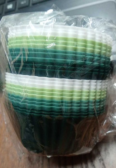 Pack 24 Formas de Silicone Reutilizáveis p/ Cupcakes / Muffins 7cm - NOVO