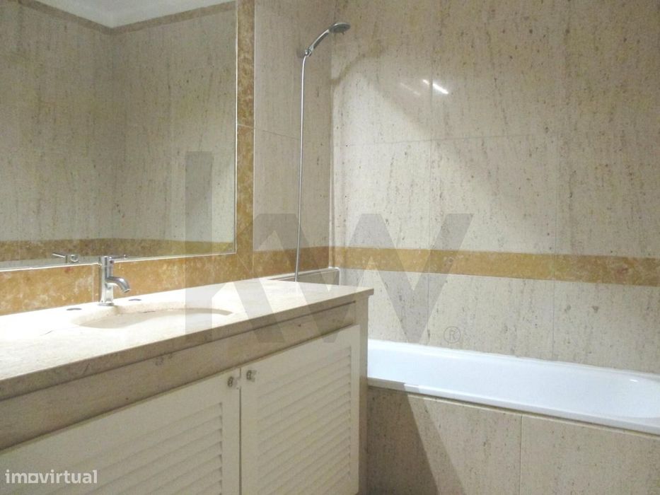 Apartamento T2 com Garagem e arrecadação | Alto das Flores